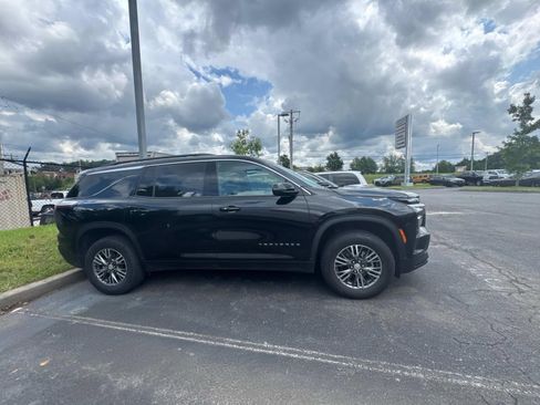 Used 2025 Chevrolet Traverse LT FWD image 3