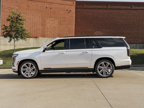 Used 2025 Cadillac Escalade ESV Sport Platinum w/ LPO, Floor Liner Package AWD/4WD image 6