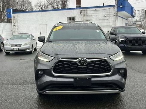 Used 2024 Toyota Highlander Platinum image 2