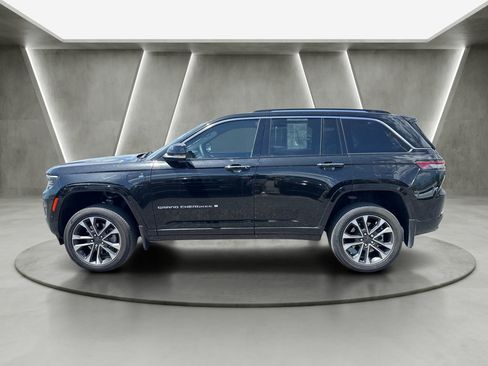 Used 2023 Jeep Grand Cherokee Overland w/ Luxury Tech Group IV AWD/4WD image 4