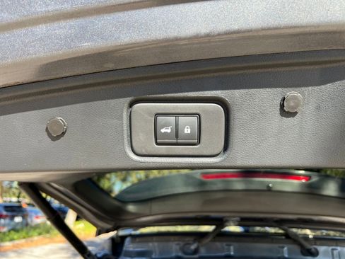 Used 2025 Nissan Pathfinder SV image 25