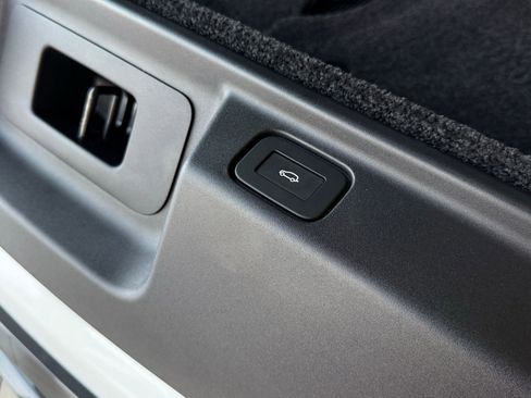 Used 2025 Land Rover Range Rover SE image 38