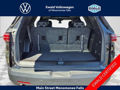 Used 2023 Chevrolet Traverse RS w/ LPO, Floor Liner Package AWD/4WD image 33