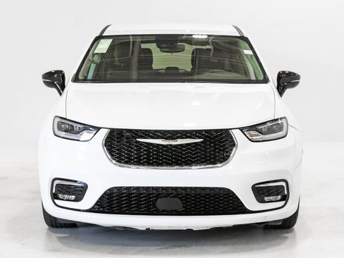 Certified 2024 Chrysler Pacifica Touring-L FWD image 5