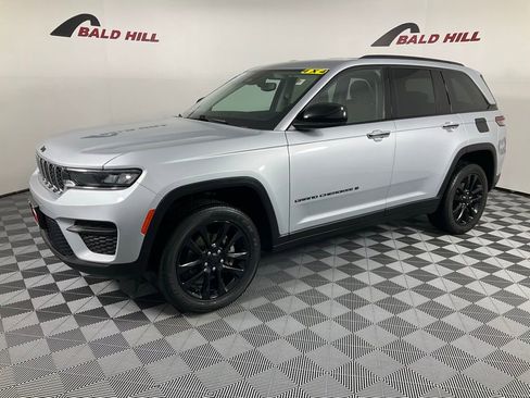 Used 2023 Jeep Grand Cherokee Laredo image 3