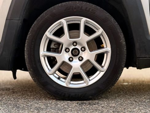Used 2020 Jeep Renegade Latitude FWD image 30
