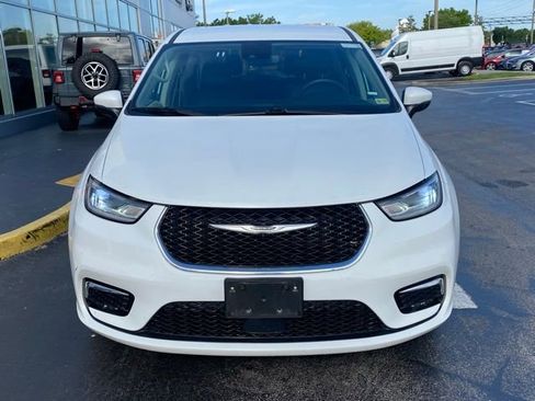 Used 2023 Chrysler Pacifica Touring-L image 3