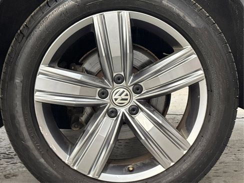 Used 2020 Volkswagen Tiguan SEL image 32