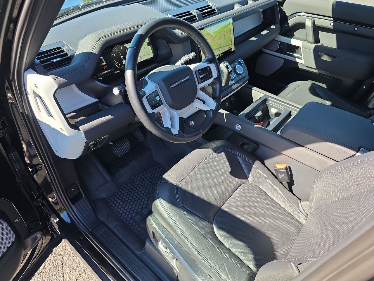 Used 2023 Land Rover Defender 130 SE AWD/4WD image 4