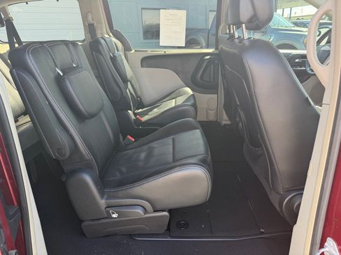 Used 2015 Chrysler Town & Country Touring FWD image 21