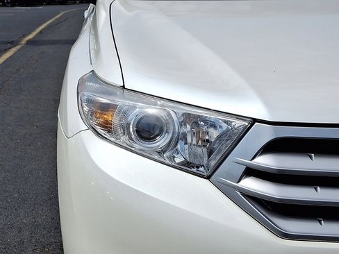 Used 2012 Toyota Highlander Limited w/ Tow Pkg AWD/4WD image 9