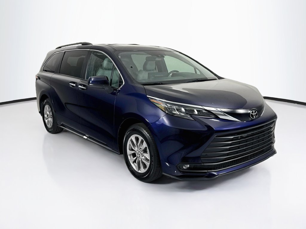 Used 2026 Toyota Sienna XLE FWD image 3