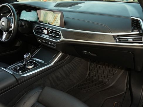 Used 2021 BMW X7 M50i image 11