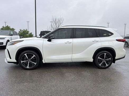 Used 2021 Toyota Highlander XSE FWD image 2