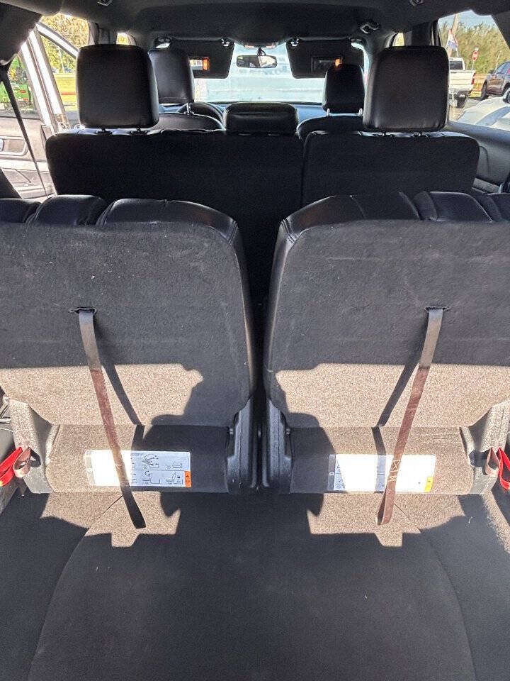 Used 2019 Ford Explorer XLT w/ Equipment Group 202A FWD image 17