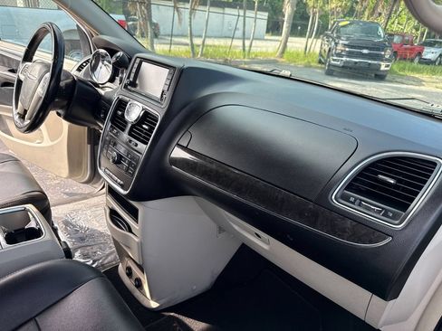 Used 2016 Chrysler Town & Country Touring FWD image 17