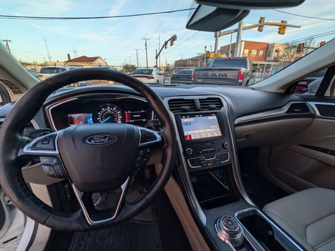 Used 2019 Ford Fusion SEL image 21