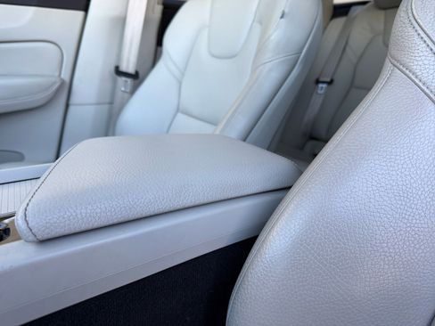 Used 2018 Volvo XC60 T6 Momentum w/ Convenience Package image 15