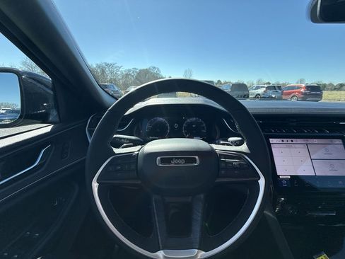 Used 2025 Jeep Grand Cherokee Limited image 17