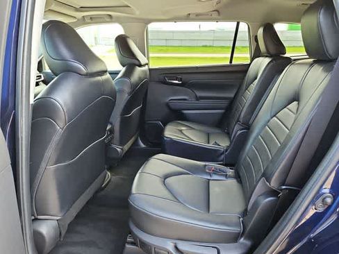 Used 2022 Toyota Highlander XLE AWD/4WD image 17