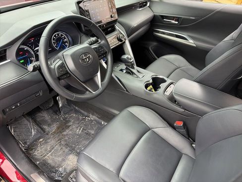 Used 2022 Toyota Venza XLE image 10