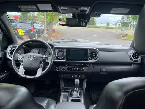 Used 2018 Toyota Tacoma TRD Sport AWD/4WD image 11