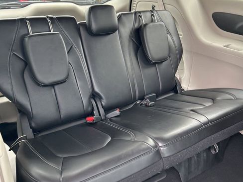 Used 2024 Chrysler Pacifica Touring-L image 65