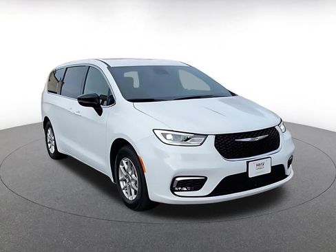 Used 2025 Chrysler Pacifica Select image 3