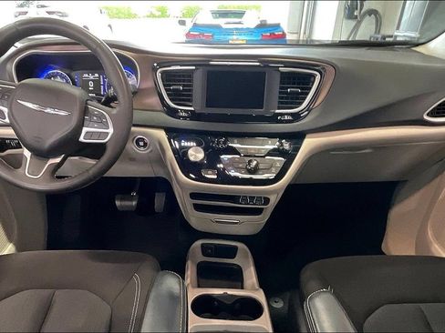 Used 2023 Chrysler Voyager LX FWD image 6