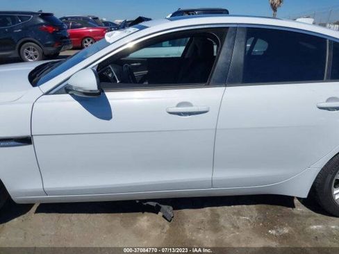 Used 2017 Jaguar XE Premium RWD image 18