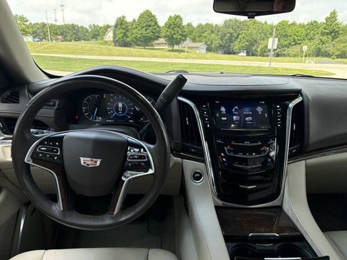 Used 2017 Cadillac Escalade Luxury AWD/4WD image 14