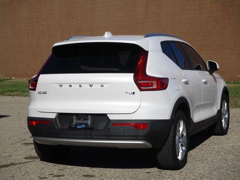 Used 2022 Volvo XC40 T5 Momentum image 8