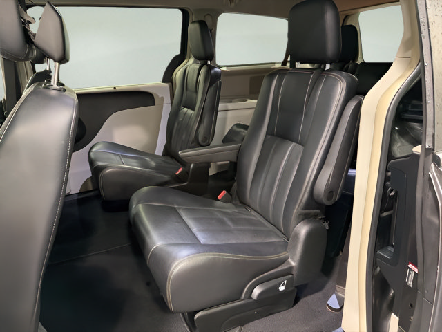 Used 2015 Chrysler Town & Country Touring FWD image 23