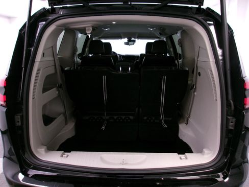 Used 2024 Chrysler Pacifica Touring-L FWD image 14