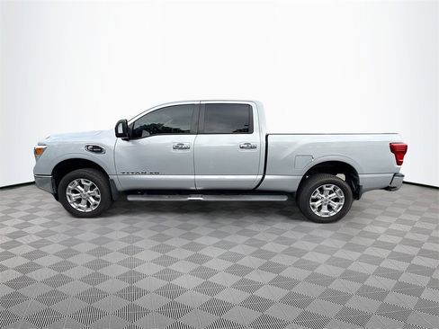 Used 2019 Nissan Titan SV w/ SV Convenience Package image 5