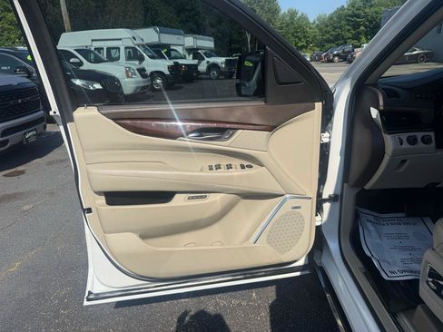 Used 2017 Cadillac Escalade Premium Luxury AWD/4WD image 26