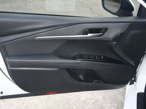 Used 2025 Toyota Camry SE FWD image 9