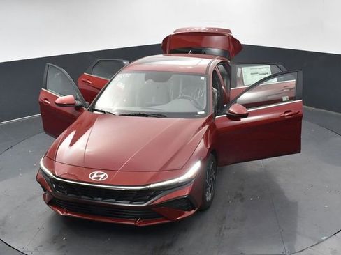 Used 2025 Hyundai Elantra SEL image 37