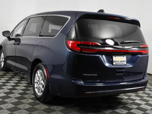 Used 2023 Chrysler Pacifica Touring-L FWD image 17