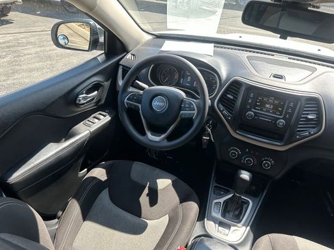 Used 2016 Jeep Cherokee Sport FWD image 25