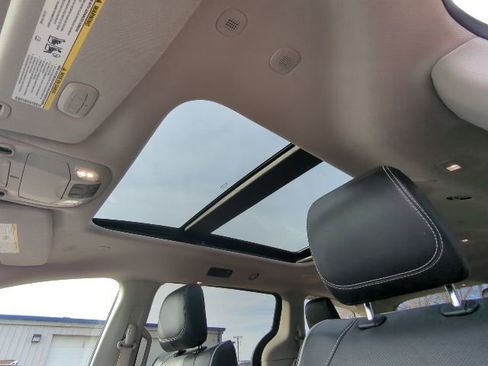 Used 2023 Chrysler Pacifica Limited image 6