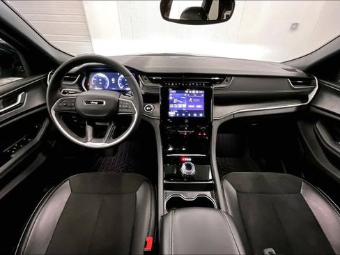 Used 2024 Jeep Grand Cherokee Altitude AWD/4WD image 18