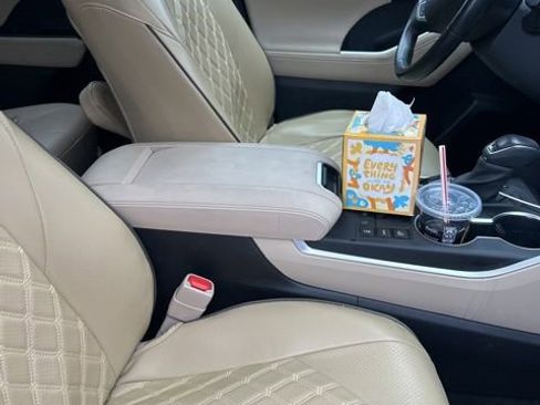 Used 2023 Toyota Highlander XLE image 27