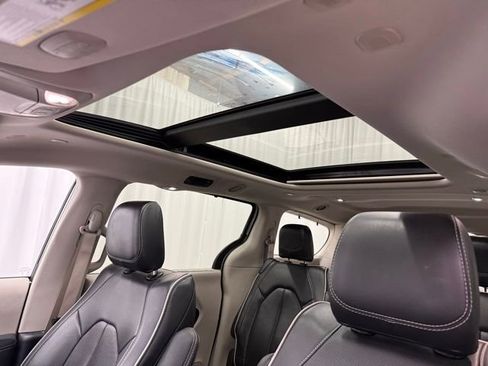 Used 2024 Chrysler Pacifica Limited image 6