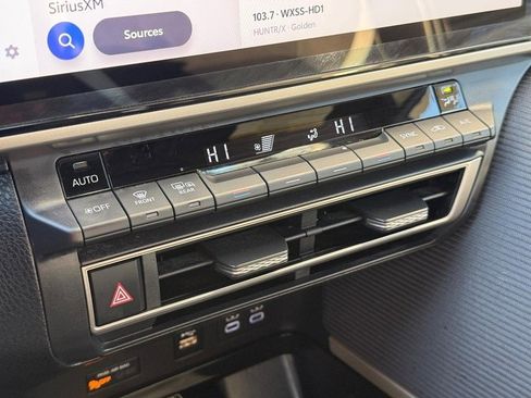 Used 2025 Toyota Camry SE image 29