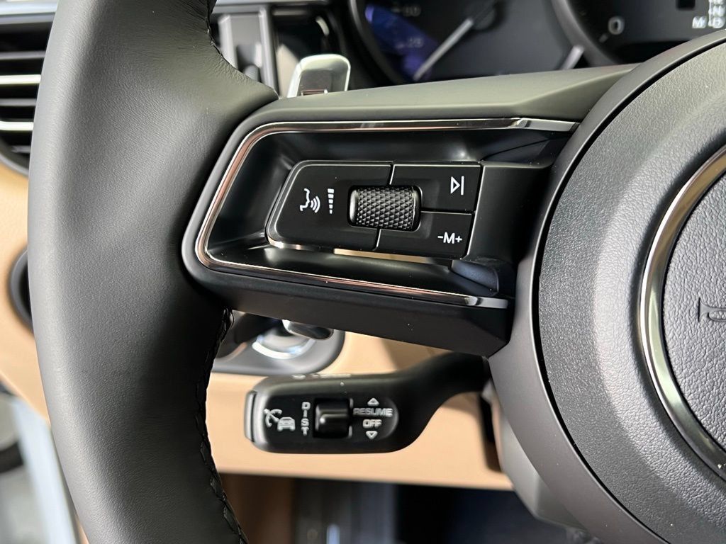 Certified 2026 Porsche Macan AWD/4WD image 8