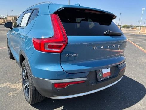 Used 2023 Volvo XC40 B4 Core w/ Convenience Package FWD image 5