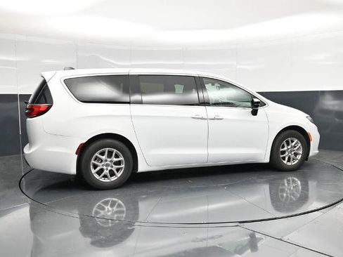 Used 2024 Chrysler Pacifica Touring-L FWD image 2