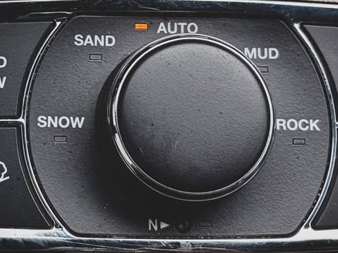 Used 2019 Jeep Grand Cherokee Overland w/ Interior Metal Package AWD/4WD image 17