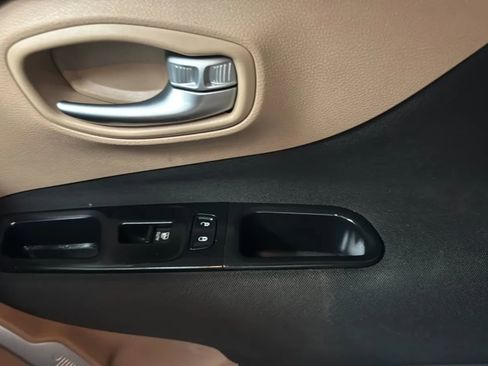 Used 2018 Jeep Renegade Latitude w/ Popular Equipment Group FWD image 18